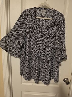 Catherines Black And White Geometric Button-Front Flutter Sleeve Top